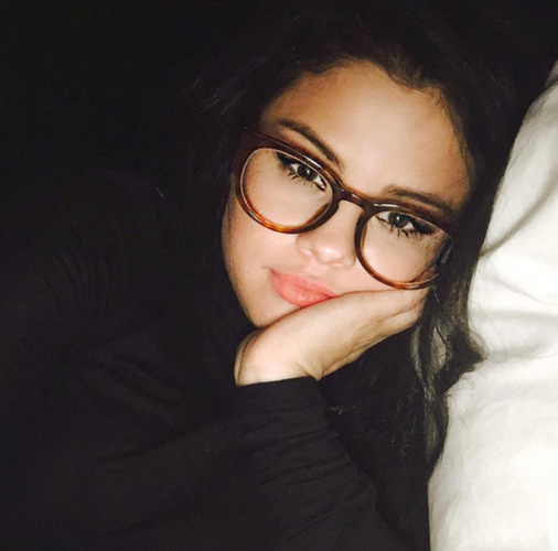 selena-gomez-glasses-selfie